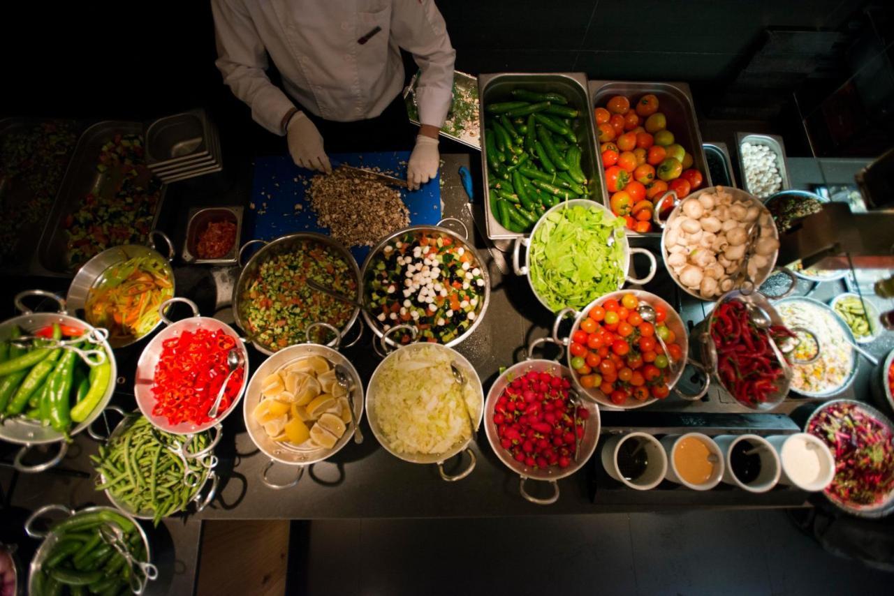 Cramim By Isrotel Exclusive Kiryat Anavim エクステリア 写真 A chef preparing ingredients for a meal
